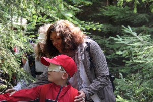 ...die Kinder mit verbundenen Augen den Wald quasi erfühlen mussten...